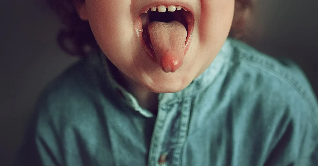 mostrando a língua