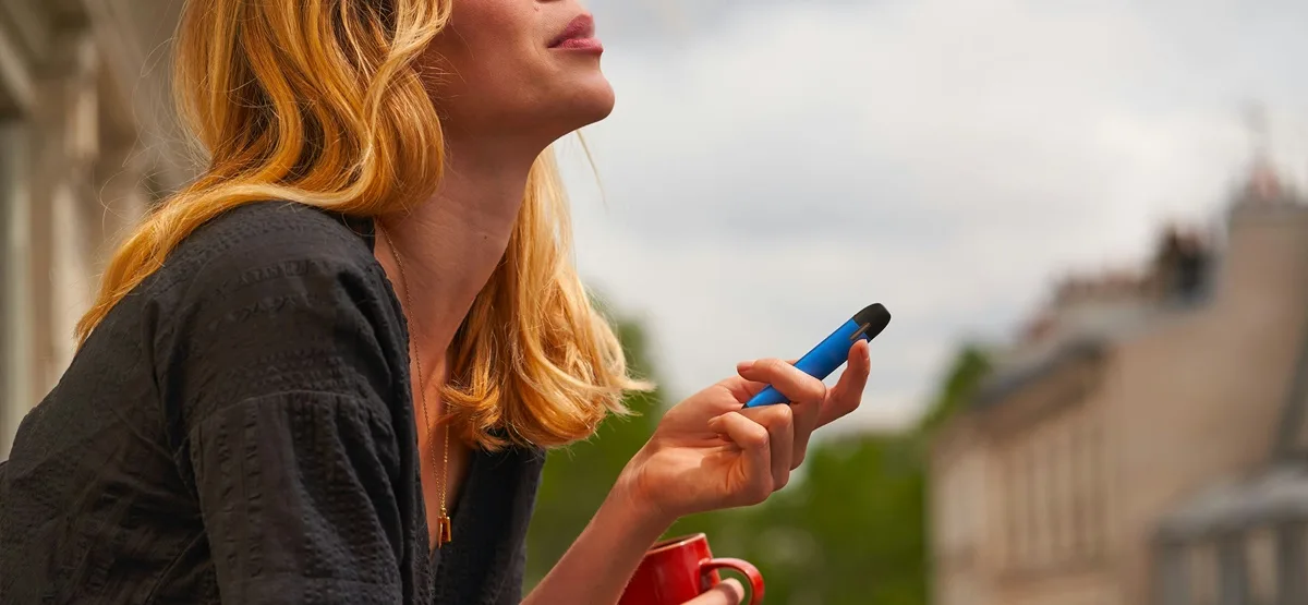 mulher fumando vape
