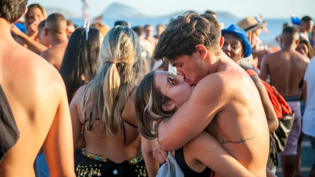 casal beijando - carnaval