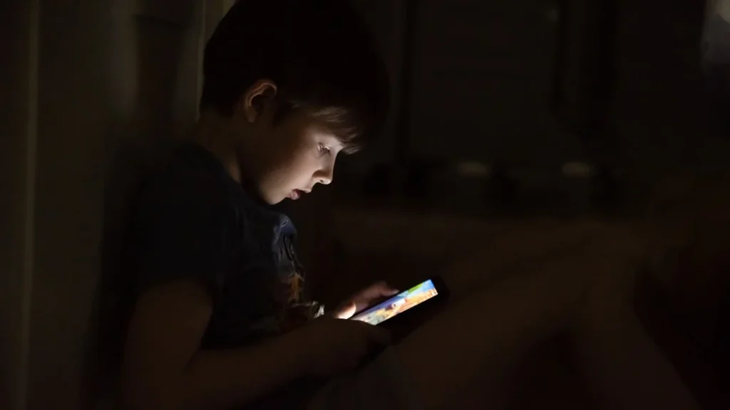 menino usando celular