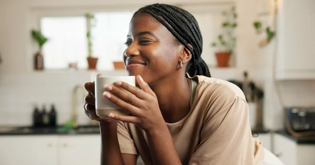 mulher tomando café