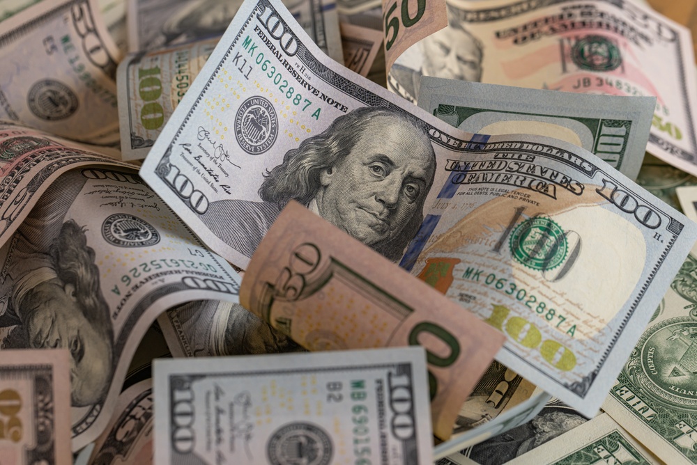 dólar abaixo de R$ 5