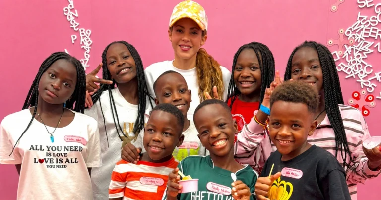 Shakira com crianças de Uganda -
